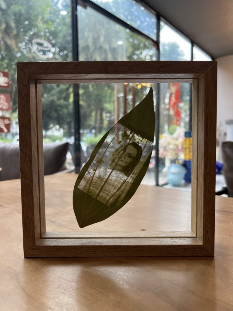 Picture on leaf as a small living room decor